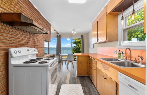 Vashon Island House | New listing! Seascape Cottage - A Vashon Island waterfront retreat