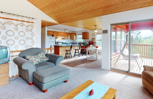 Lake George House | New listing! Secluded cabin w/ mountain views, spacious deck, & wood stove!