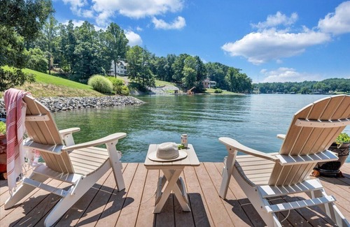 Moneta House | NEW LISTING! Secluded 5br Lakefront Oasis with Dock+Firepit+Kayaks- Sleeps 18