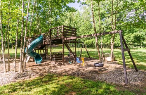 Dahlonega House | New Listing! Two Cabins with Hot Tubs - Playground