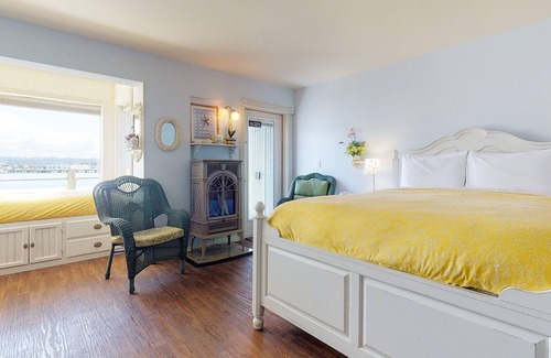 Historic Bayfront Apartment | New listing! Waterfront lodge studio w/ fireplace & balcony - on the Bayfront!