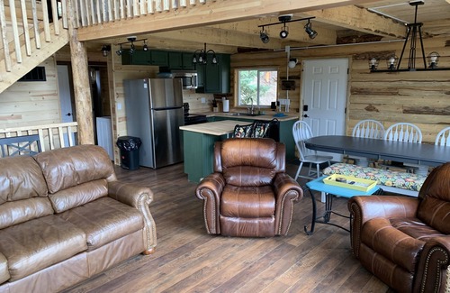 Meadow View Heights Cabin | New Log Cabin - 3 bed 2 bath with 180 degree unobstructed views