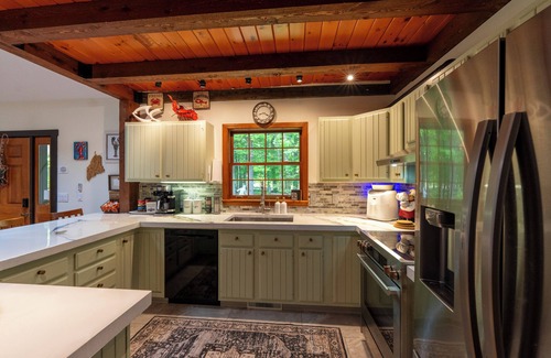 Mount Vernon House | NEW! Long Pond Lake View Getaway w/HOT TUB, ME