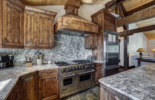 The Highlands Cabin | New! Long Ridge Lodge, Heavenly Views and Private Spa, Quiet Neighborhood.