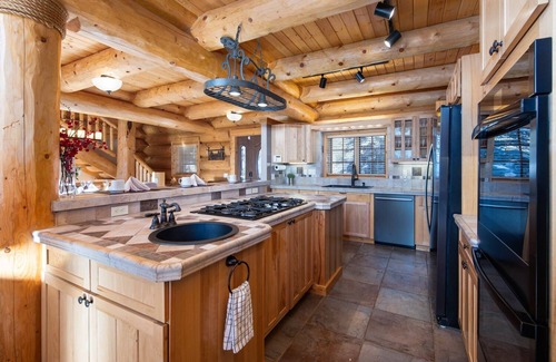 Blue River Ski Chalet | NEW Luminary Log Chalet - Seclusion & Skiing Nearby, Private Hot Tub