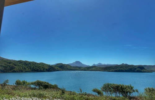 Gairloch Cabin | New Luxury 1 bedroom house with breathtaking ocean + mountain views. West bothy