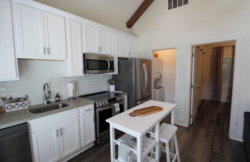 Auburn Cottage | New Luxury 1BR Cottage in Downtown Auburn!