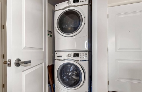 Downtown Baltimore Apartment | New Luxury 1br|Queenbed|Near Harbor|Aquarium|Stadium