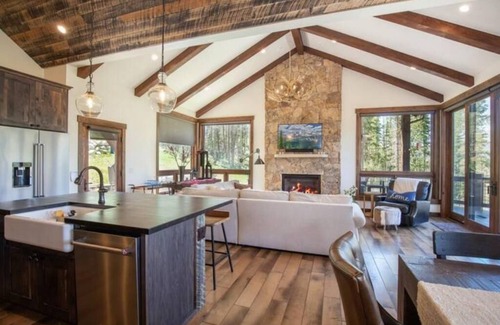Forest Hills House | NEW luxury 4 Bedroom Home with spectacular views