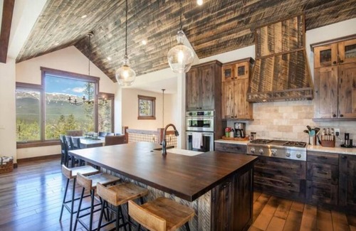 Forest Hills House | NEW luxury 4 Bedroom Home with spectacular views