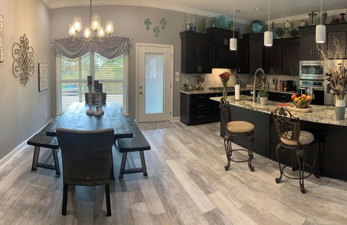 Jones Mills House | New Luxury 4BD House w/Hot Tub 5 mins from the Lake, Oaklawn & Shopping!