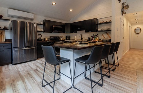 Albrightsville Ski Chalet | New! Luxury Chalet-Sauna-Hot tub-Fall Foliage-Hikes-Near Jim Thorpe-PAC Man