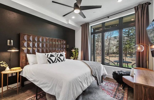 Silverthorne Apartment | New Luxury Condo River View Sounds Patio Hot Tub