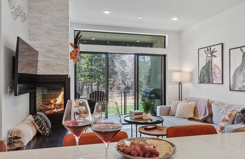 Silverthorne Apartment | New Luxury Condo River View Sounds Patio Hot Tub