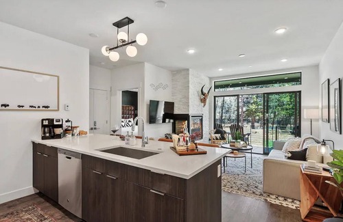 Silverthorne Apartment | New Luxury Condo River View Sounds Patio Hot Tub