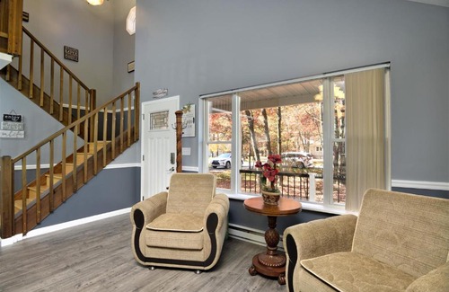 Long Pond House | NEW Luxury Pocono house -Newly renovated -Hot Tub -Game Room -Firepit -Pet Friendly -Near attractions