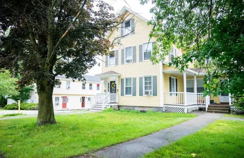Milford Apartment | NEW - Mins to Manchester/Nashua - Queen Bed - Pet Friendly - Near Trails - Mtns