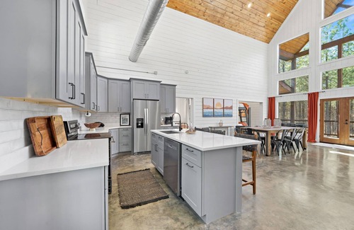 Pickens Cabin | NEW! Modern Cabin - Hot Tub & Fire Pit - Sleeps 6!