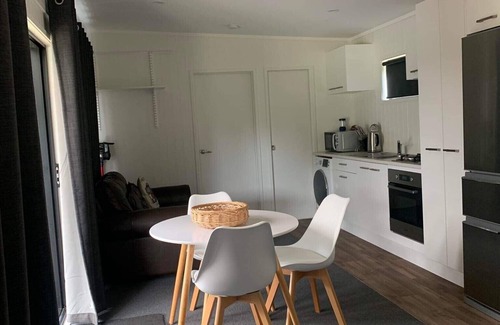 Mahia House | New modern compact home, warm & cosy, Blue Bay beach bach!