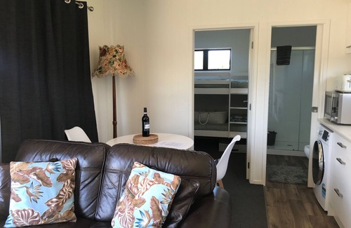 Mahia House | New modern compact home, warm & cosy, Blue Bay beach bach!