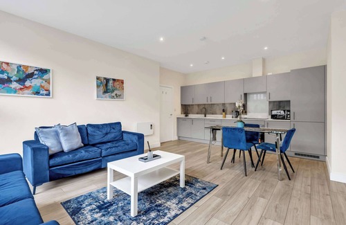 Cheam Apartment | New Modern London 2 Bed | Long Stays! with Parking