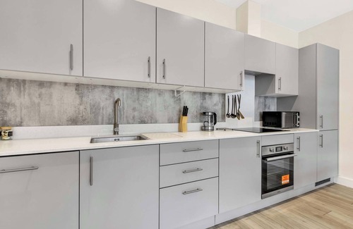 Cheam Apartment | New Modern London 2 Bed | Long Stays! with Parking