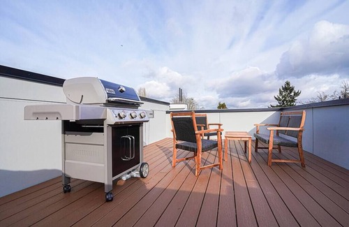 Mann House | New modern Nordic style home, view, rooftop deck
