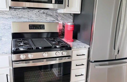 Shelbyville House | New Modern Townhome, sleeps 6. Mod Farm 1219