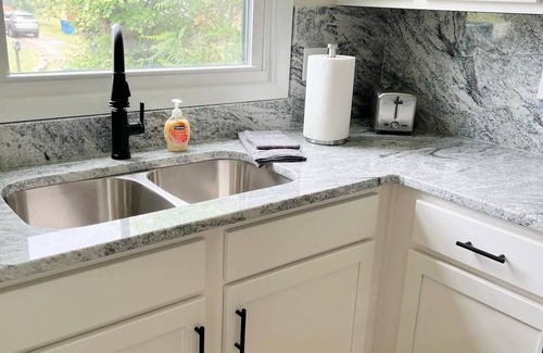Shelbyville House | New Modern Townhome, sleeps 6. Mod Farm 1219