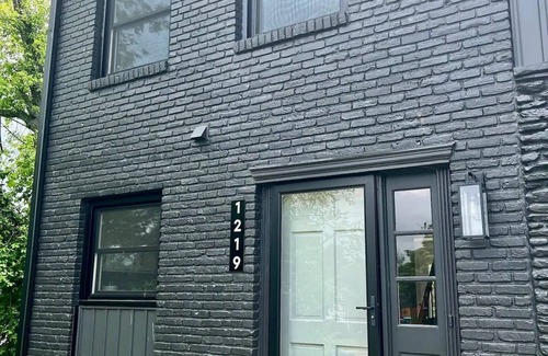 Shelbyville House | New Modern Townhome, sleeps 6. Mod Farm 1219