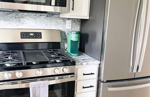 Shelbyville House | New Modern Townhome, sleeps 6! Mod Farm 1217