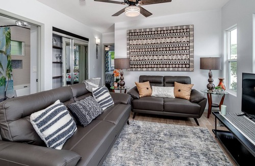 Liliha - Kapalama House | New Modern Urban Hillside Home --Long Term Option