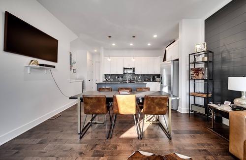 East Hill House | NEW! Nashville Vibes (4-Bedroom Townhouse) - Pets Allowed