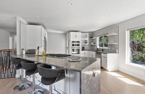 Southeast House | New | Near DU | Renovated Home | KING Bed|Fire Pit