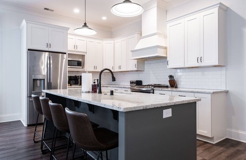 Prospect House | NEW Pet Friendly, Shops, Downtown, Norton Commons Local Dining, Fully Loaded