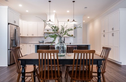 Prospect House | NEW Pet Friendly, Shops, Downtown, Norton Commons Local Dining, Fully Loaded