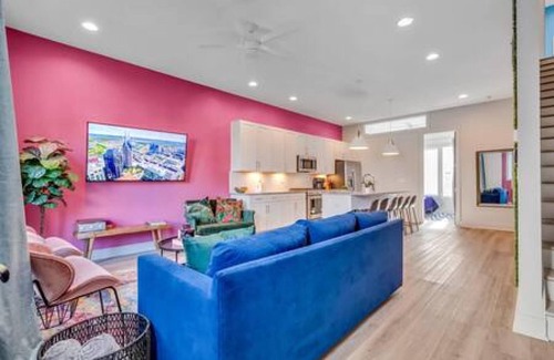 Talbot's Corner House | NEW Pink Howdy Oasis 13 Beds Rooftop View Parking