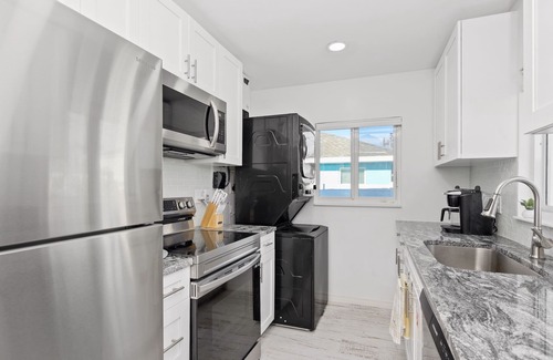 Mid Island House | 🌴New Pool-Close to Beach-Modern Furnishings-2BR Coconut Villa B🥥