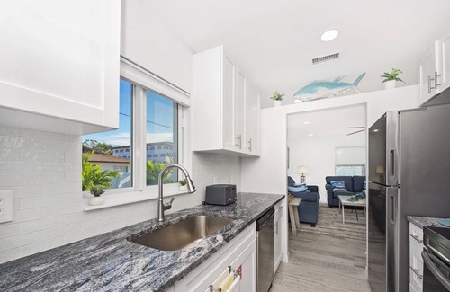 Mid Island House | 🌴New Pool-Close to Beach-Modern Furnishings-2BR Coconut Villa B🥥