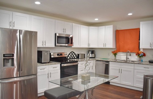 Dallas House | New, Private, 3-bedroom, by Downtown Dallas, Hot Tub Relaxation.