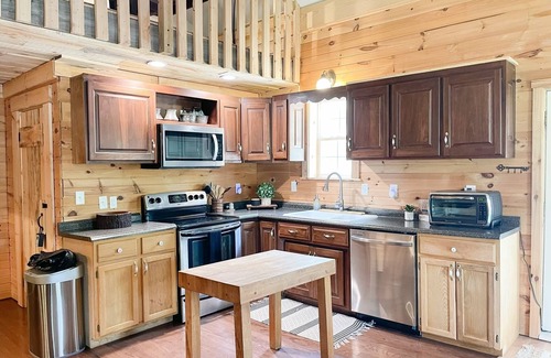 Union Furnace Cabin | NEW! Private Hilltop Hocking Hills Cabin, Sleeps 14, Hot tub, Firepit