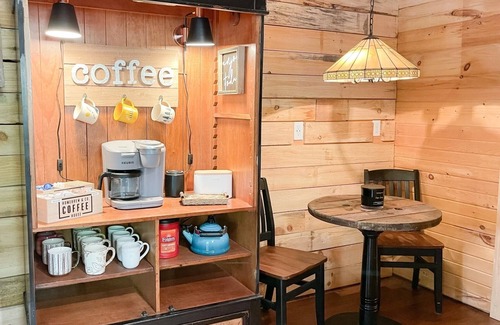 Union Furnace Cabin | NEW! Private Hilltop Hocking Hills Cabin, Sleeps 14, Hot tub, Firepit