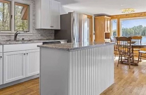 Raymond House | NEW Private Secluded Waterfront House on Quiet Lake