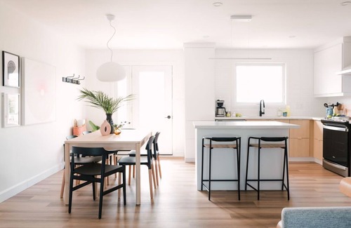 Wellington Apartment | NEW Professionally Designed 3 Bed Wellington Suite w. Backyard and Hot Tub