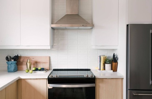 Wellington Apartment | NEW Professionally Designed 3 Bed Wellington Suite w. Backyard and Hot Tub