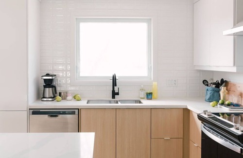 Wellington Apartment | NEW Professionally Designed 3 Bed Wellington Suite w. Backyard and Hot Tub