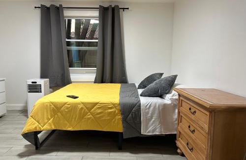 Tamiami House | New Relaxing Room with Queen Bed, 50 Inch Smart TV, Netflix, AirPlay, Mini-Fridge, and 500 Mbps WiFi near FIU, Dolphin Mall, Airport