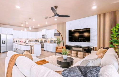 Four Corners House | New Resort Private Pool & Spa Outdoor Theater Game Room Minutes to Disney World