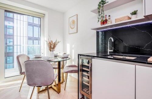 Woolwich Riverside Apartment | New Riverside Apt Easy to tour London