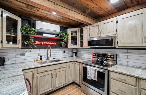 Rogers Cabin | NEW Rock-N-Roll themed cabin in Red River Gorge KY